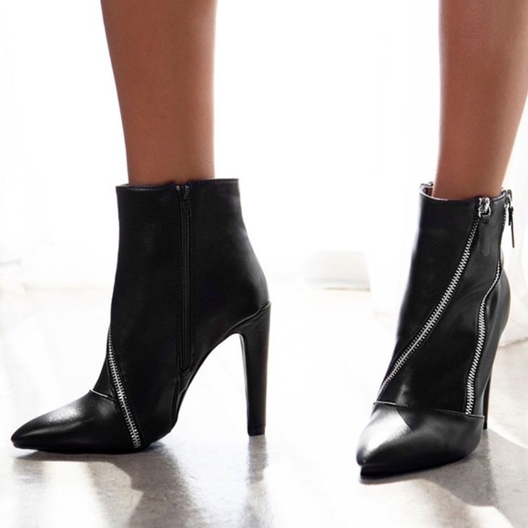Qupid Shoes - 1 Left! Qupid Wink-09 Black Zipper Heeled Bootie 6